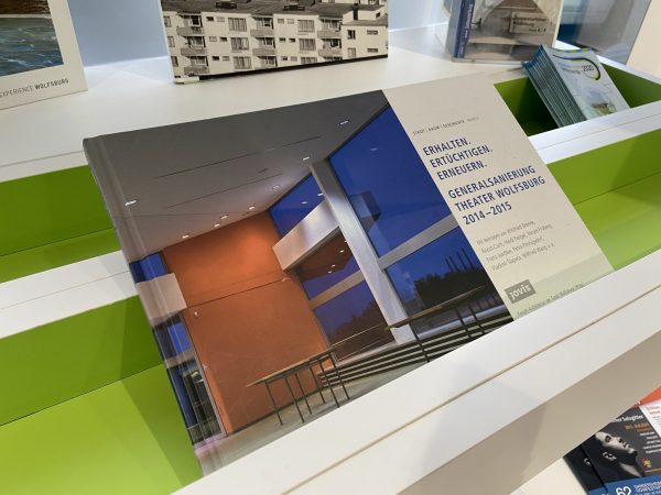 Das Bild zeigt das Buchcover des Buches "Erhalten. Ertüchtigen. Erneuern. Generalsanierung Theater Wolfsburg 2014-2015.