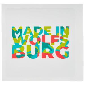 Autoaufkleber mit dem Schriftzug Made in Wolfsburg. Coloriert mit drei Farben im Camouflage-Look