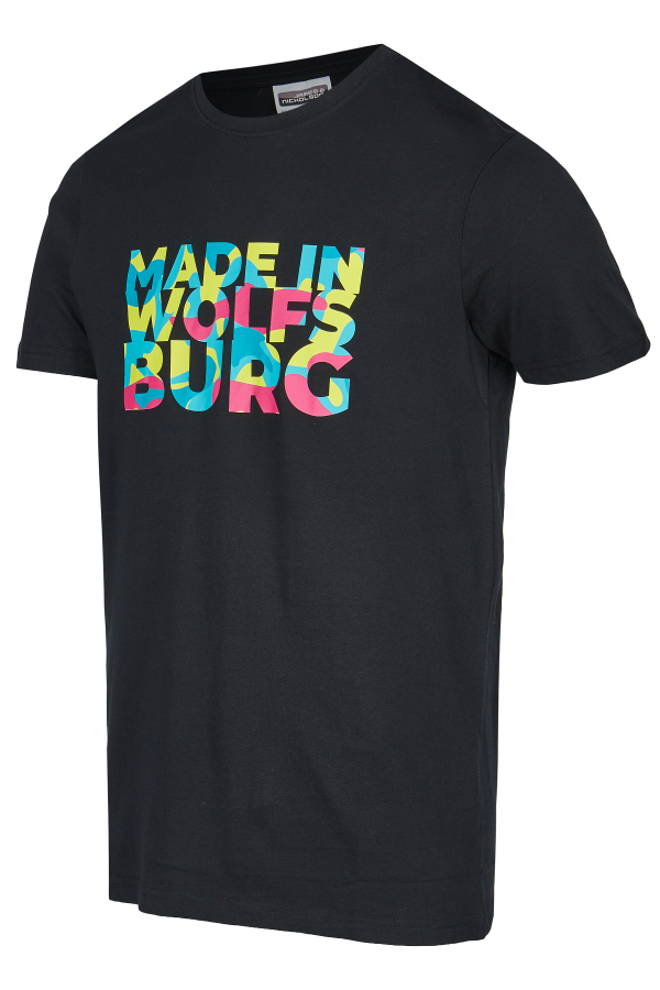 T-Shirt mit dem Schriftzug Made in Wolfsburg. Coloriert mit drei Farben im Camouflage-Look