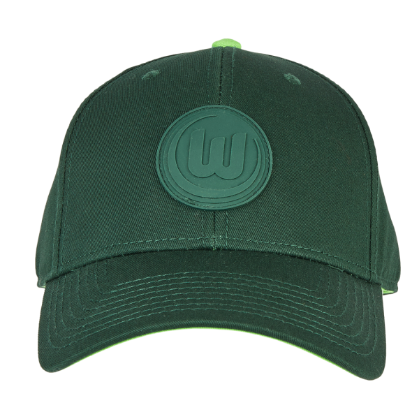 Das Foto zeigt ein dunkelgrünes Cap vom VfL Wolfsburg mit Logo und seitlichem Wolf.