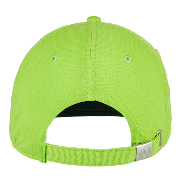 Das Foto zeigt ein hellgrünes Cap vom VfL Wolfsburg mit Logo-Prägung.