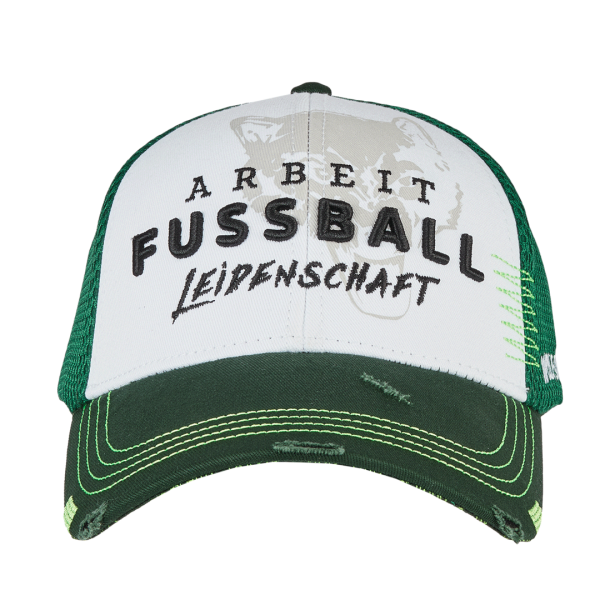Das Foto zeigt ein Cap vom VfL Wolfsburg in grün-weißem Used Look.