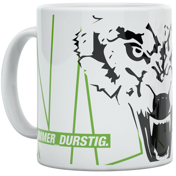 Das Foto zeigt eine Keramiktasse vom VfL Wolfsburg mit Wolf und Schriftzug "Immer durstig".