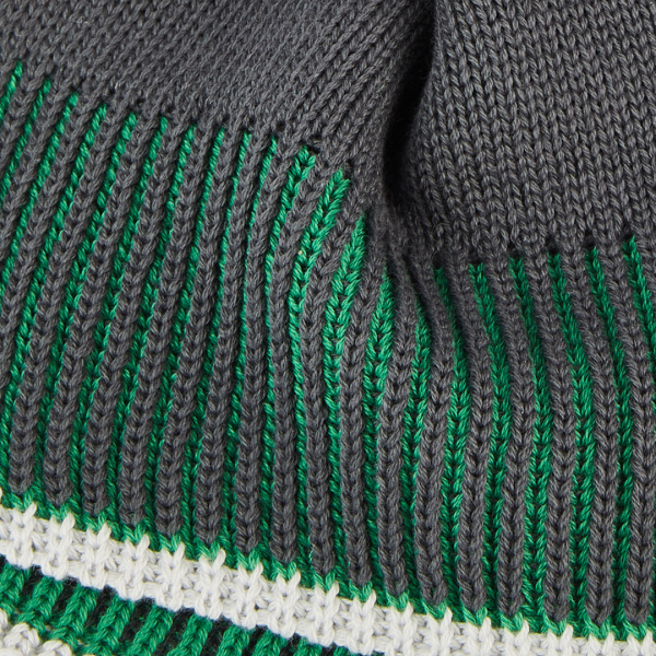 Das Foto zeigt einen dunkelgrauen Strickschal mit grünen Streifen am Bund und VfL Wolfsburg Logo.