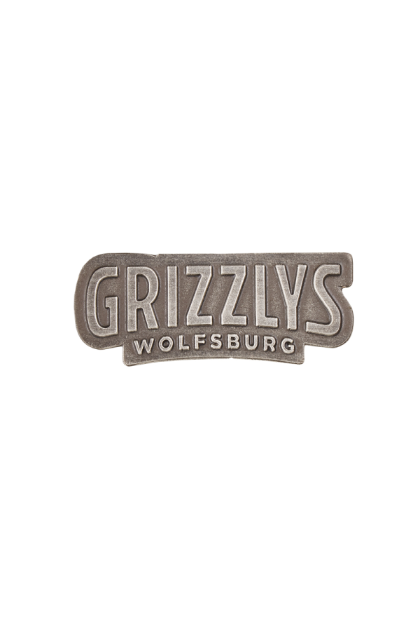 Das Foto zeigt einen silbernen Pin mit dem Schriftzug der Grizzlys Wolfsburg.
