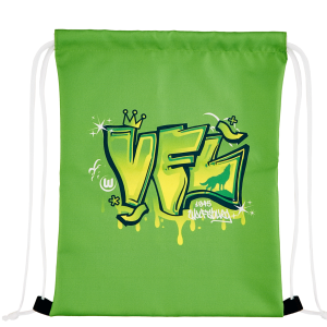 Das Foto zeigt einen grünen Turnbeutel mit VfL-Wolfsburg Logo im Graffiti-Stil.