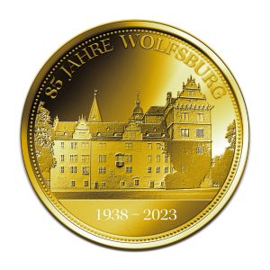 Das Foto zeigt eine Goldmünze zum 85. Stadtgeburtstag Wolfsburgs.