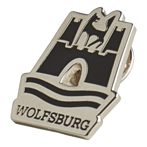 Das Foto zeigt einen Ansteckpin mit dem Wolfsburg Wappen.
